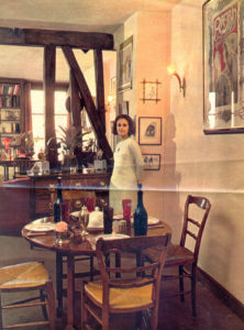 Christine de Rivoyre dans son appartement du boulevard Saint-Germain dans les années 60.
